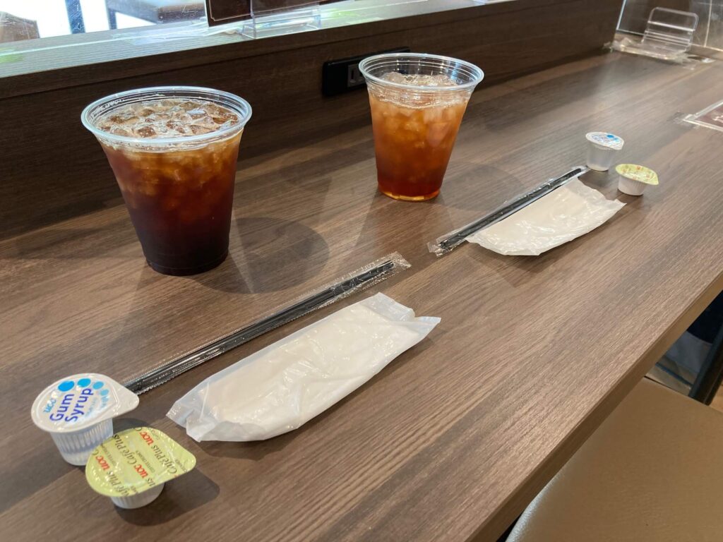 コーヒーとアイスティー